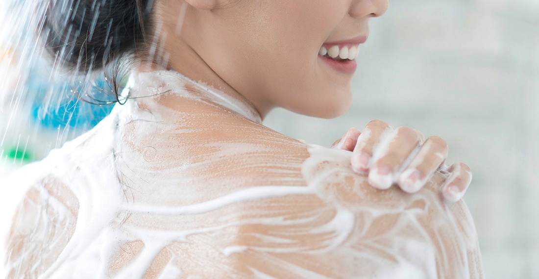 Sử dụng sữa tắm để vệ sinh da hằng ngày giúp mụn lưng thuyên giảm