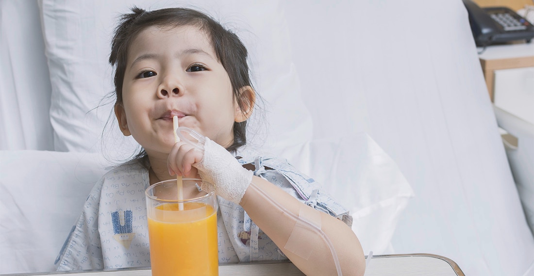Có nên cho bé bị tay chân miệng uống nước cam hay không tùy vào khả năng ăn uống của bé
