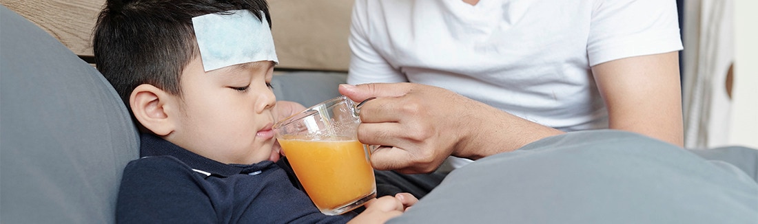 Trẻ bị tay chân miệng có nên uống nước cam?