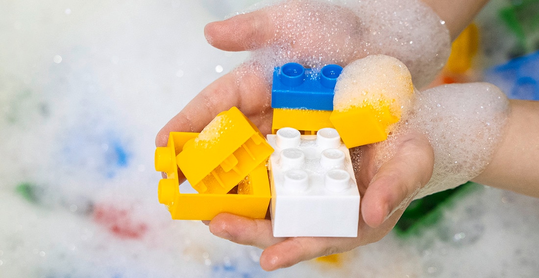 Để khử trùng đồ chơi và các vật dụng của bé, bạn có thể sử dụng các loại dung dịch tẩy rửa chuyên dụng, xà phòng hoặc luộc trong nước sôi