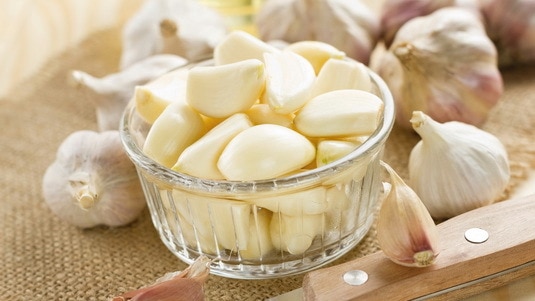 Schale mit Knoblauchzehen