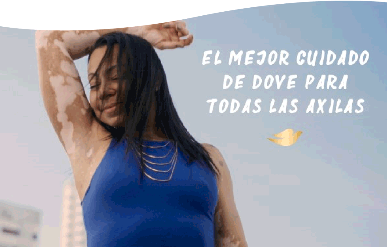 mujer contenta levantando los brazos mostrando la piel cuidada y protegida