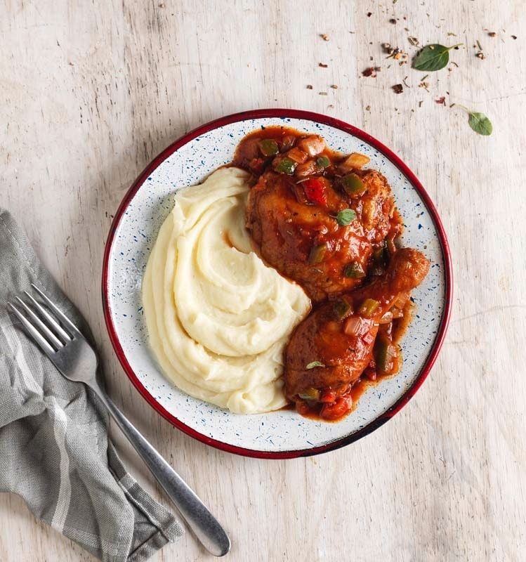 Pollo con salsa pomarola cica y puré de papas