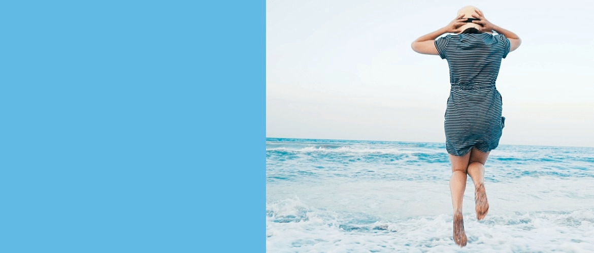 Walking on the beach: 5 benefits of the sand and sea - Women's Fitness