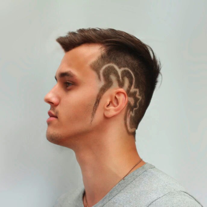 pria dengan garis rambut desain ular	