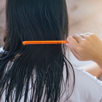 Menyisir Rambut Saat Basah