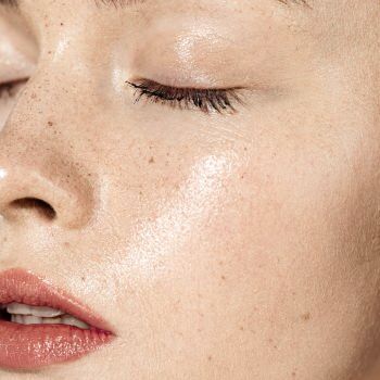 10 Cara Menghilangkan Flek Bintik Hitam di Wajah Secara Alami