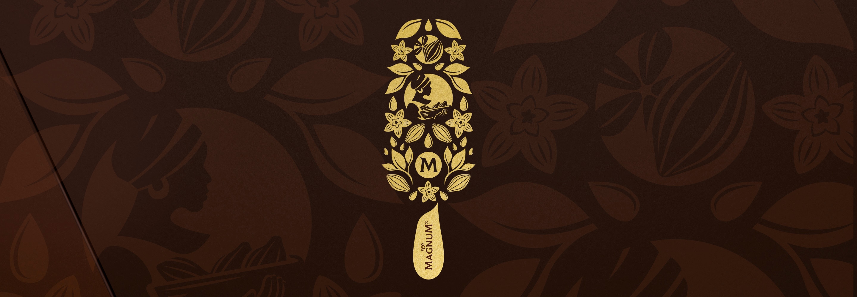 Goldene Magnum Glace Illustration auf braunem Hintergrund mit Vanilleblüten, Kakaofrüchten, Blättern und einer afrikanischen Frau mit Kopftuch, die einen Weidenkorb mit Kakaofrüchten trägt