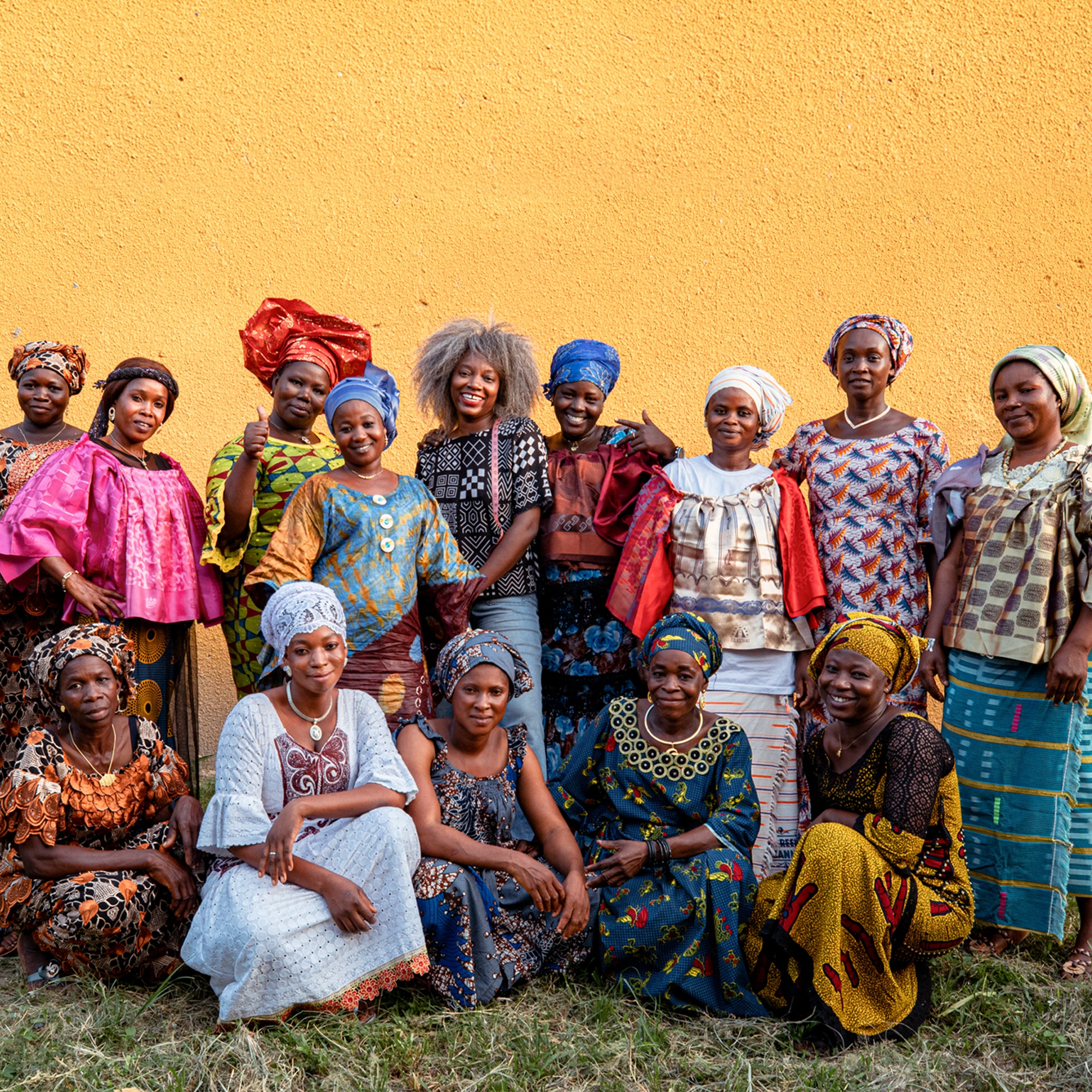 Mulheres de comunidades cacaueiras na Costa do Marfim participantes em programas de apoio social e económico.