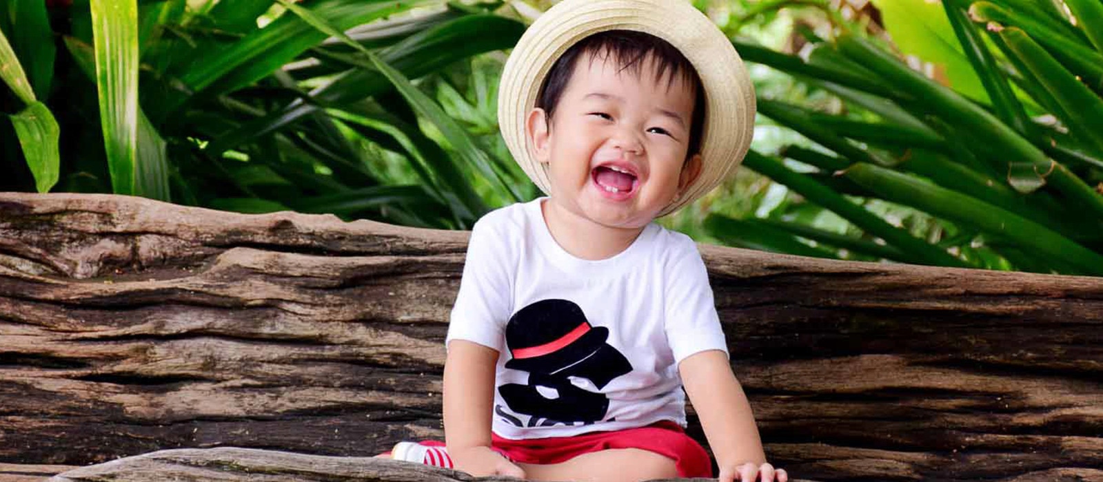 seorang bayi laki laki yang lucu sedang tertawa