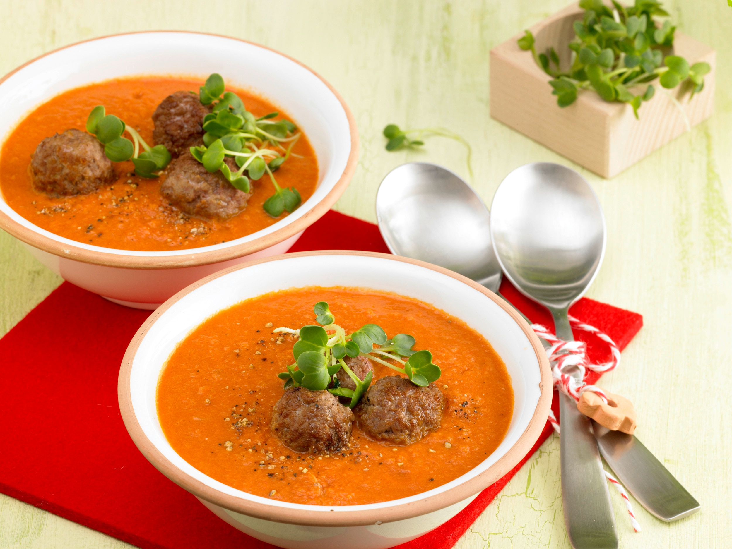 scharfe Tomatensuppe mit Hackbällchen