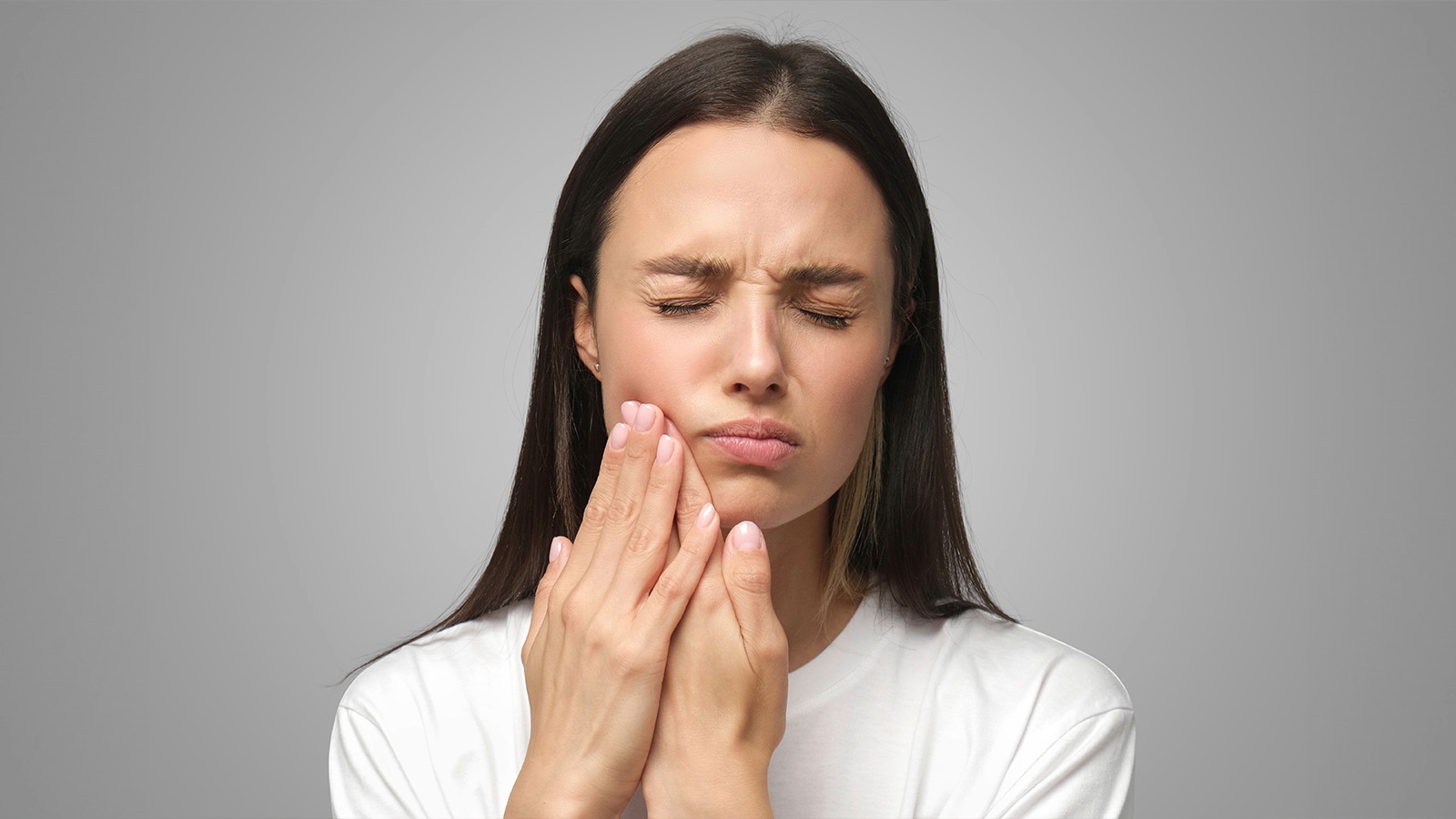 femme qui boit un verre de boissin gazeuse