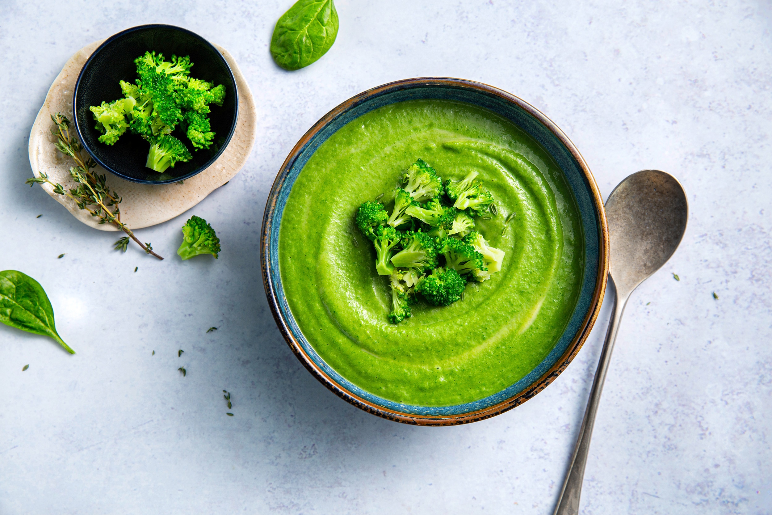 vegane Spinatsuppe mit Brokkoli
