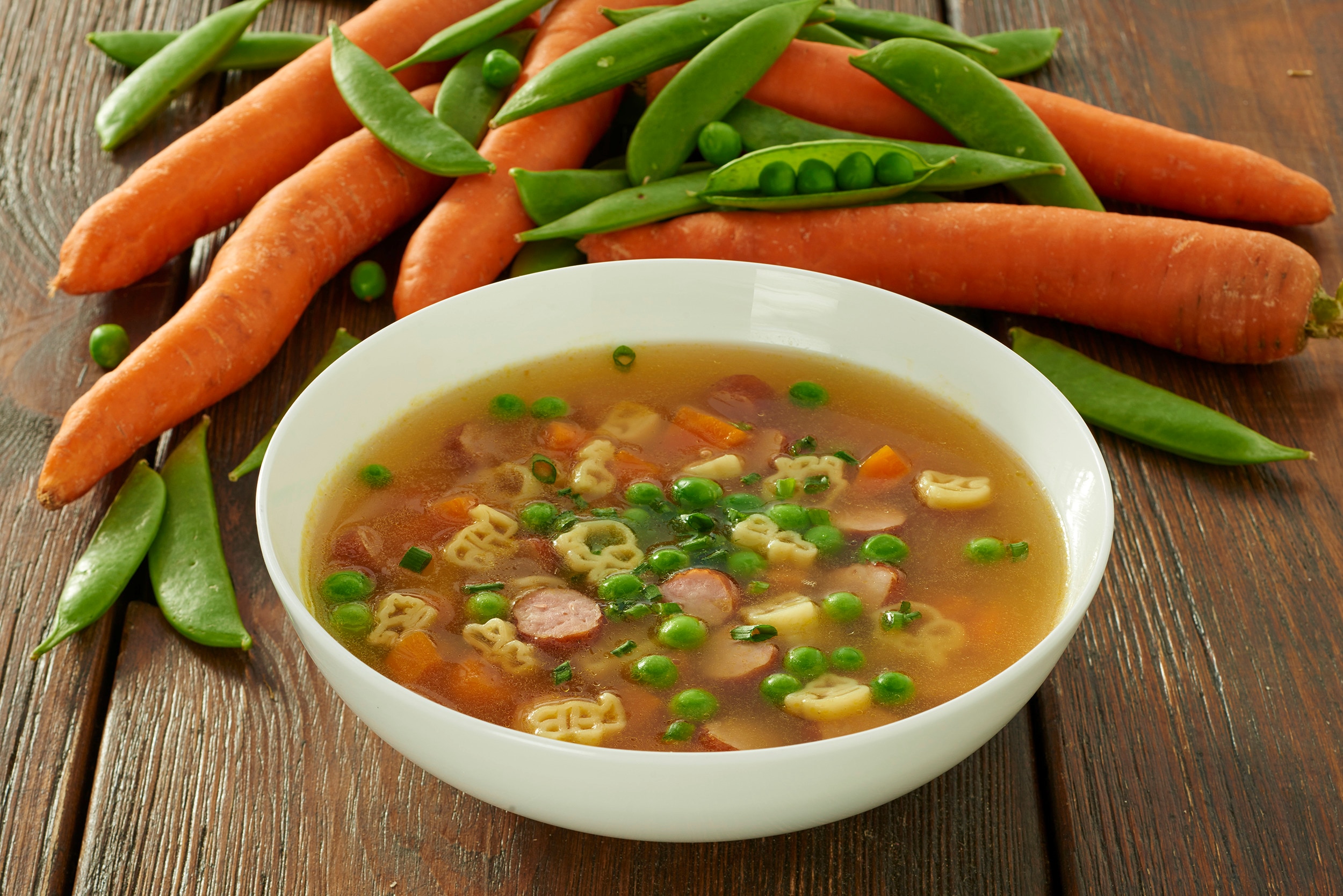 Gemüsesuppe mit lustigen Nudeln