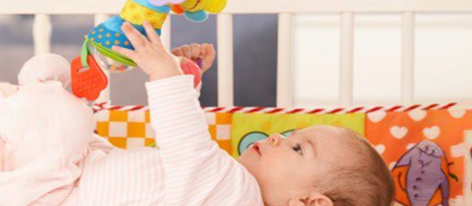 seorang bayi sedang bermainan
