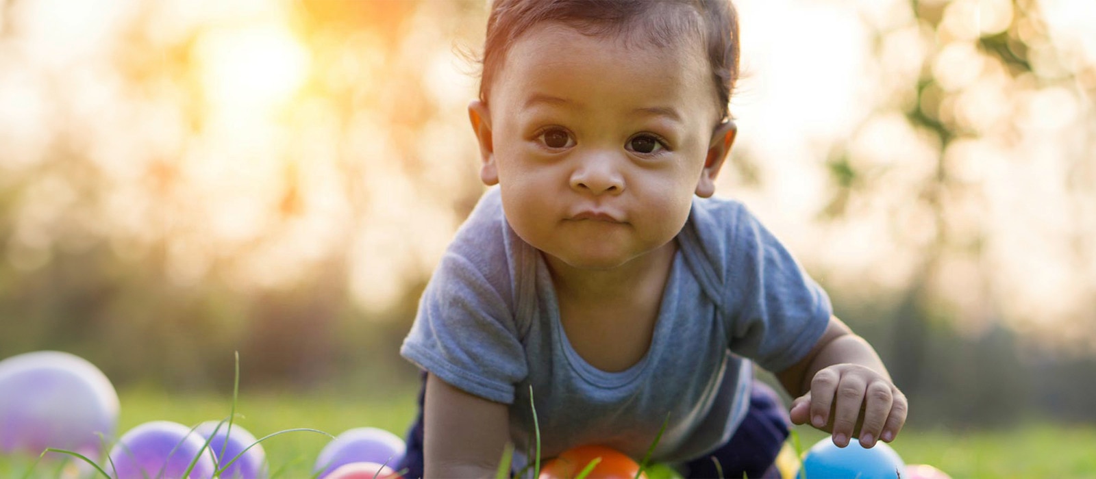 seorang bayi sedang merangkak