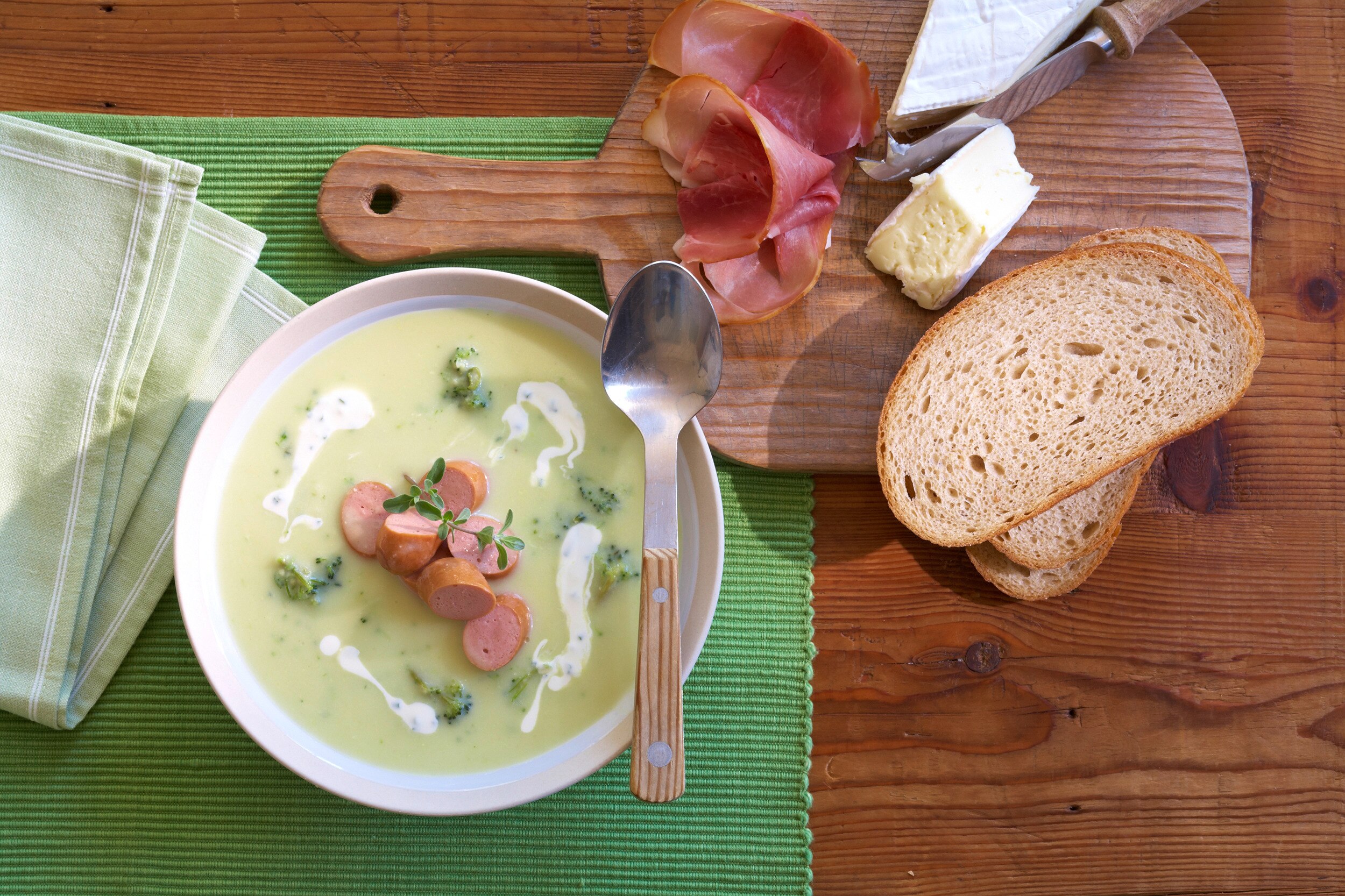 Blumenkohl-Brokkolisuppe mit Würstchen 