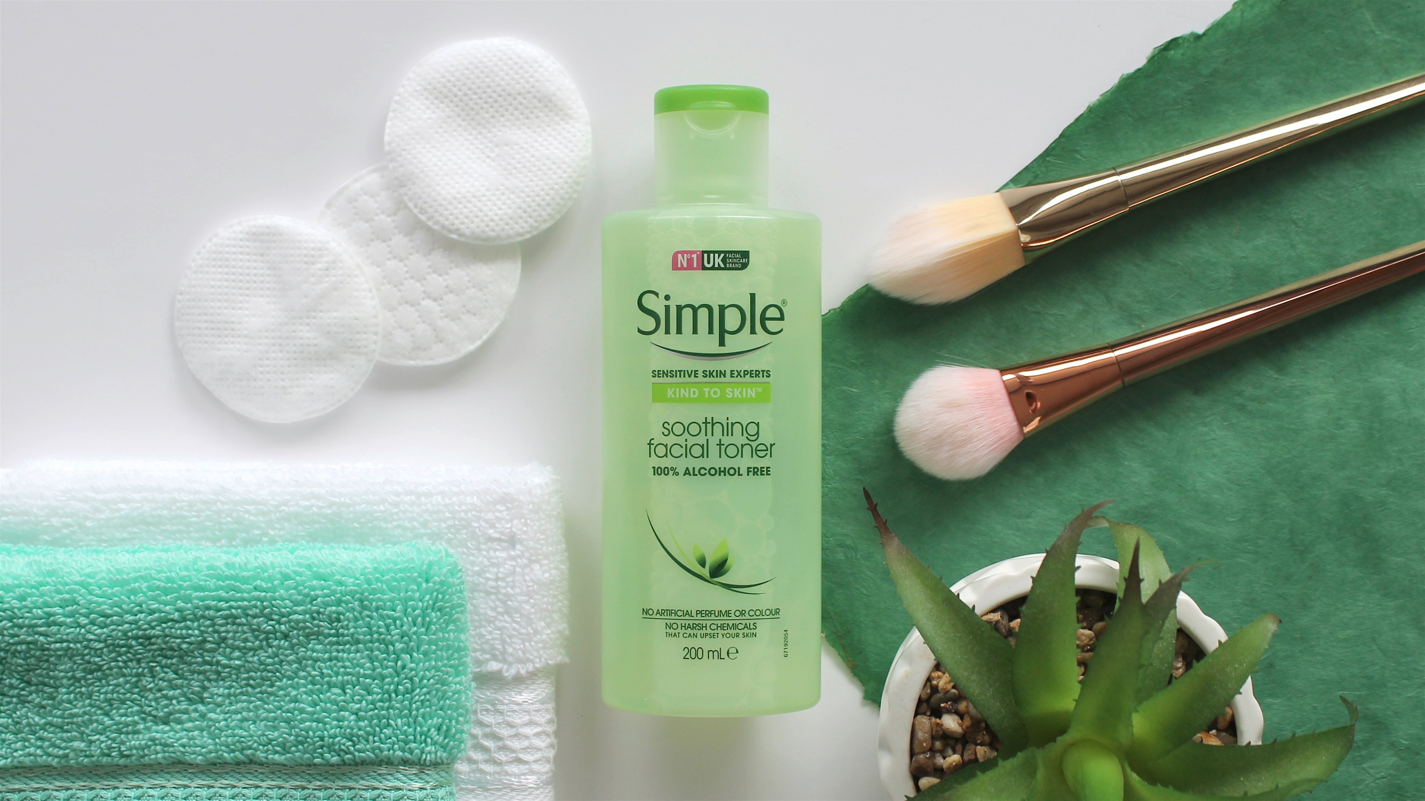 ภาพขวดซิมเพิล โทนเนอร์บนหน้านิตยสารคู่กับแผ่นสำลี