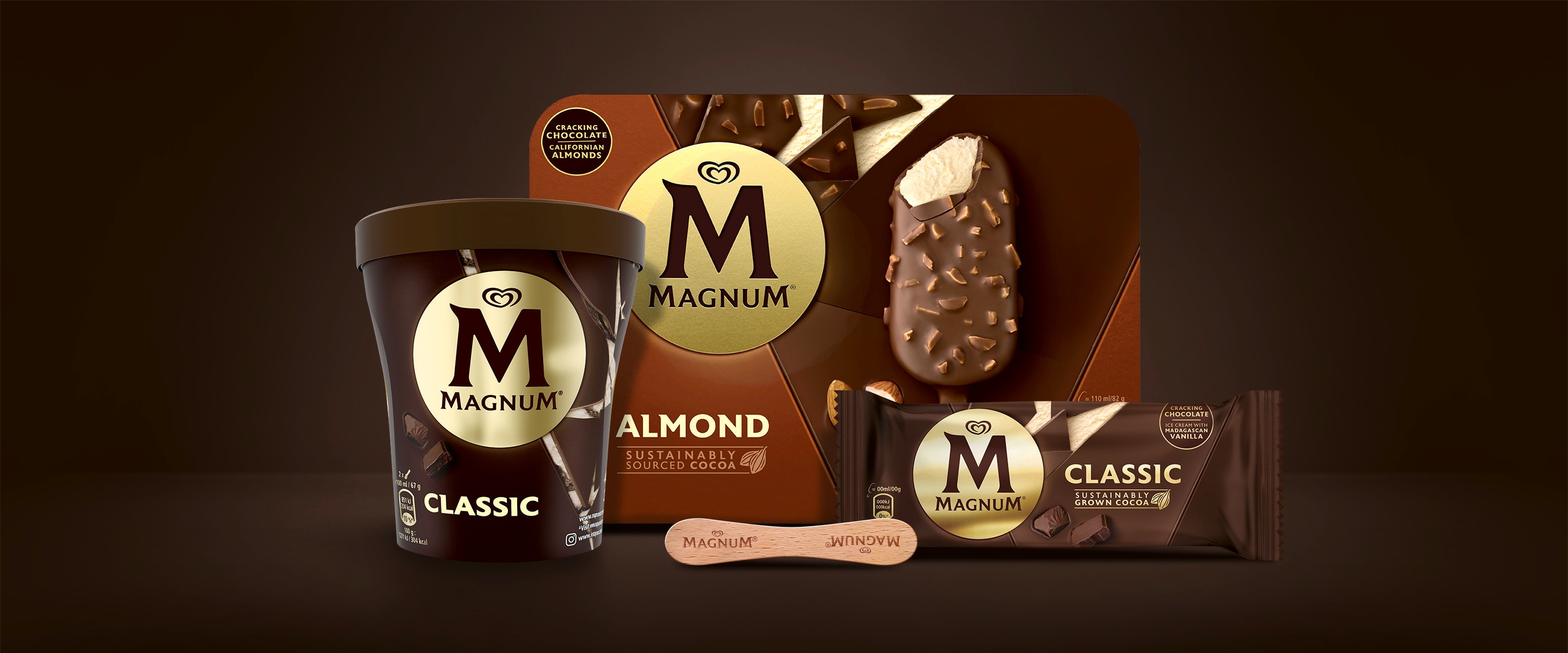 Composizione di Magnum Classic Tub,  Magnum Almond Multipack, Magnum  Classic single pack e stick di legno  Magnum su sfondo marrone.