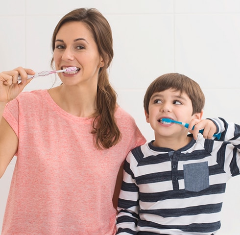 cómo cepillarse los dientes, cómo cepillar los dientes para los niños, forma adecuada de cepillarse, salud e higiene bucal