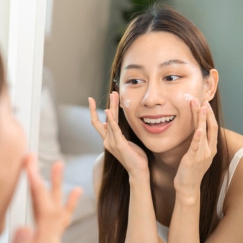 memakai sunscreen
