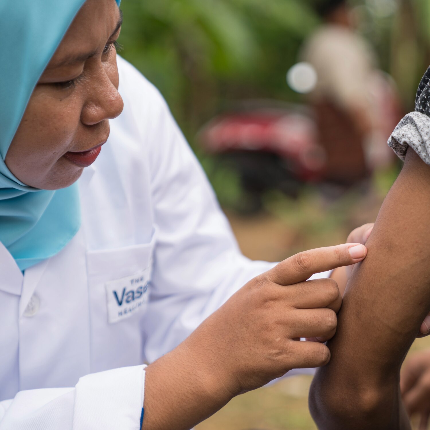 seseorang mengoleskan body lotion di lengan atas.