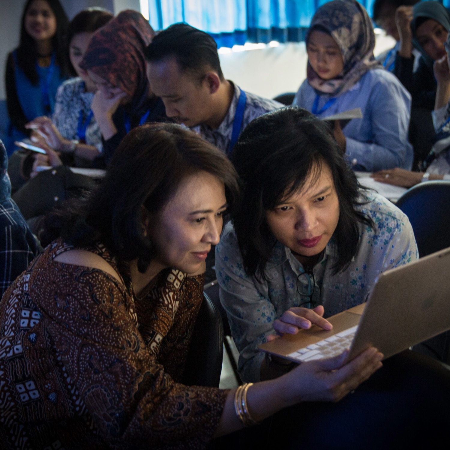 seseorang mengoleskan body lotion di lengan atas.