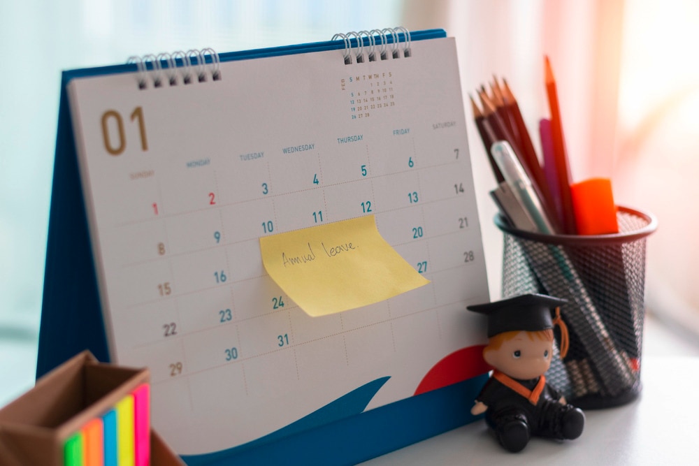 Calendar with a post-it on an office desk.