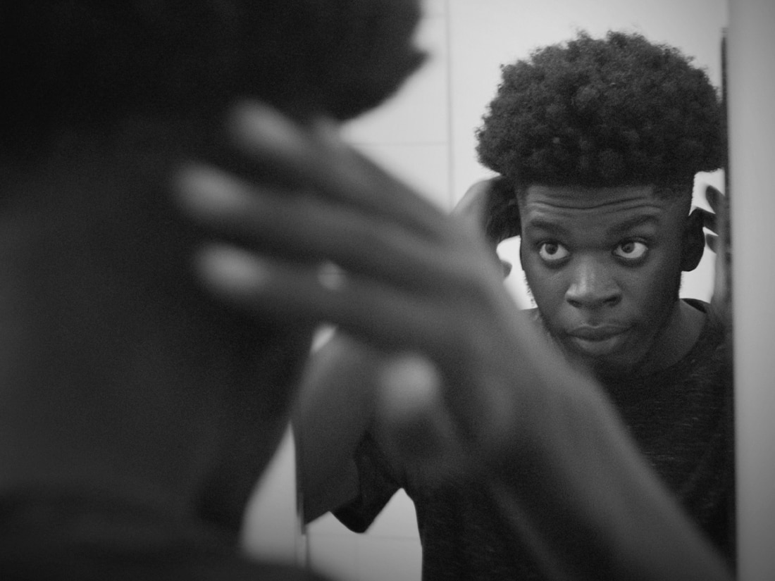 Un hombre con un undercut