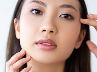 10 Cara Memilih Skincare untuk Kulit Berjerawat & Rekomendasinya