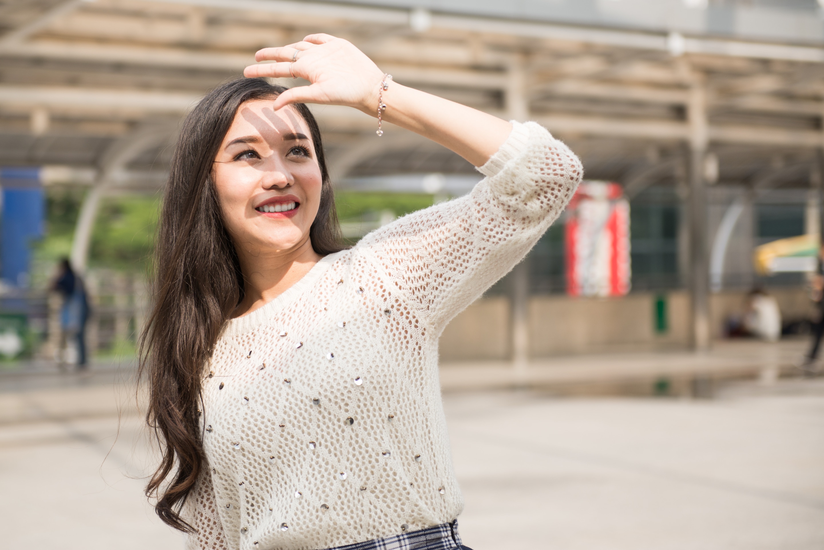 Rambut Bergelombang Lebih Mudah Rontok? Cek Alasan dan Cara Merawatnya!