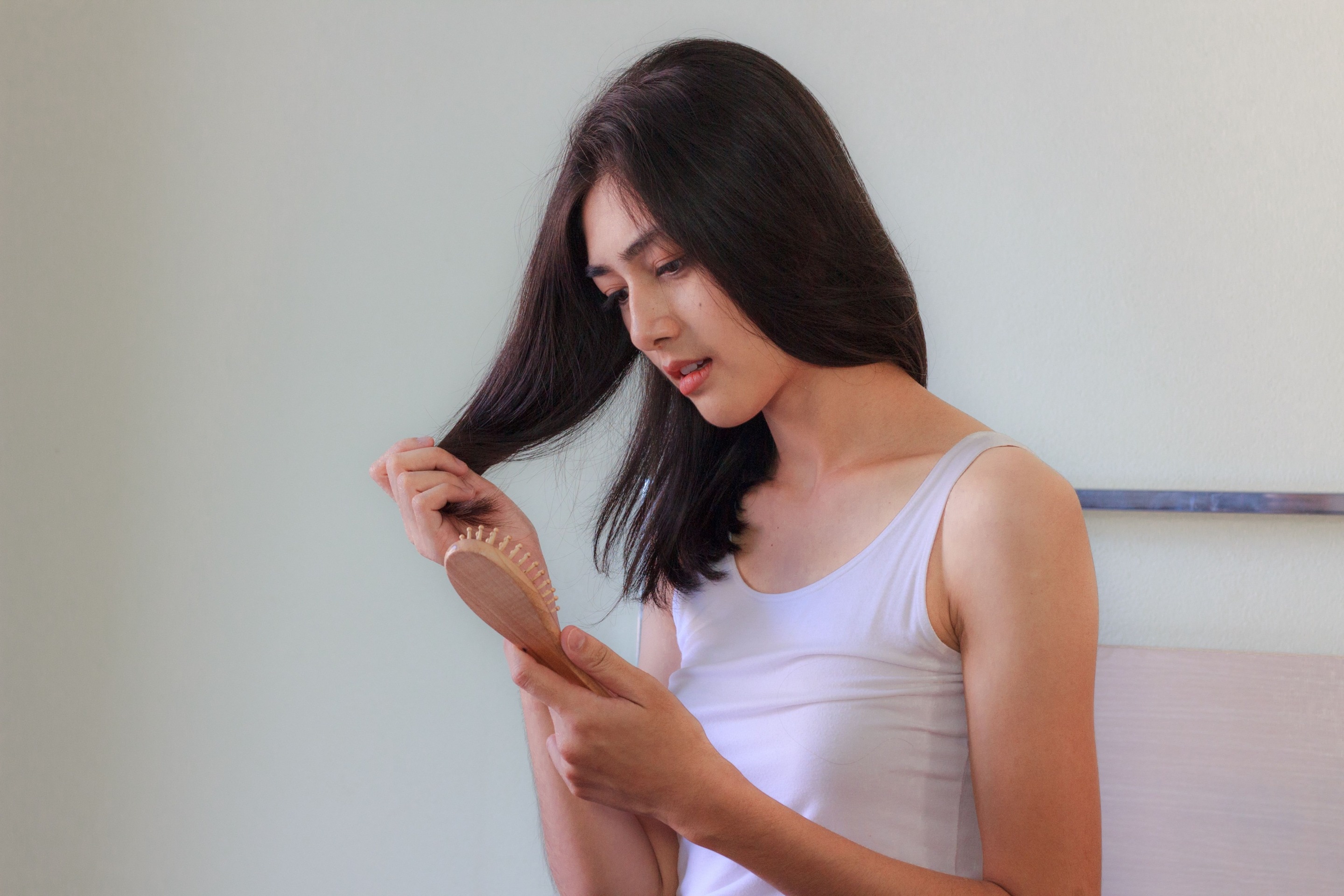 Cara Merawat Rambut Rontok Akibat Styling Berlebih