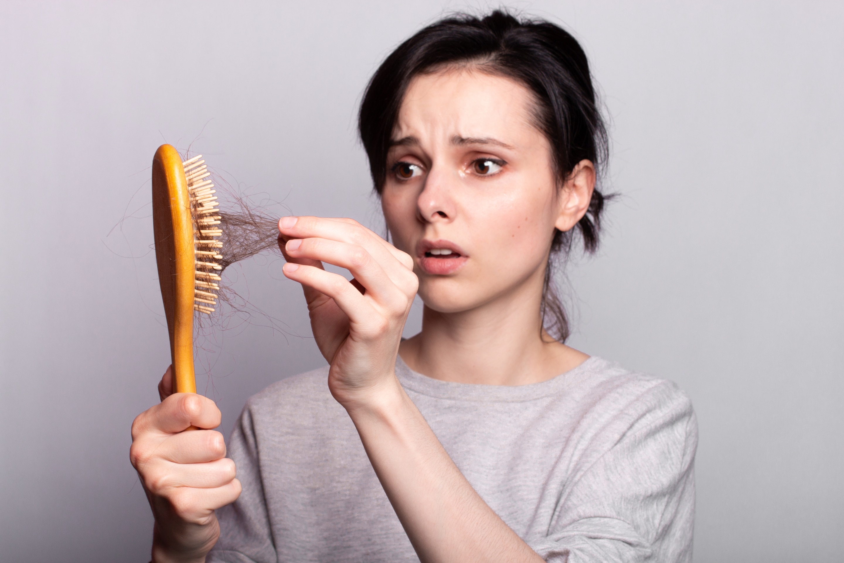 Rambut Rontok dan Patah Berkepanjangan? Pahami 2 Hal Ini!