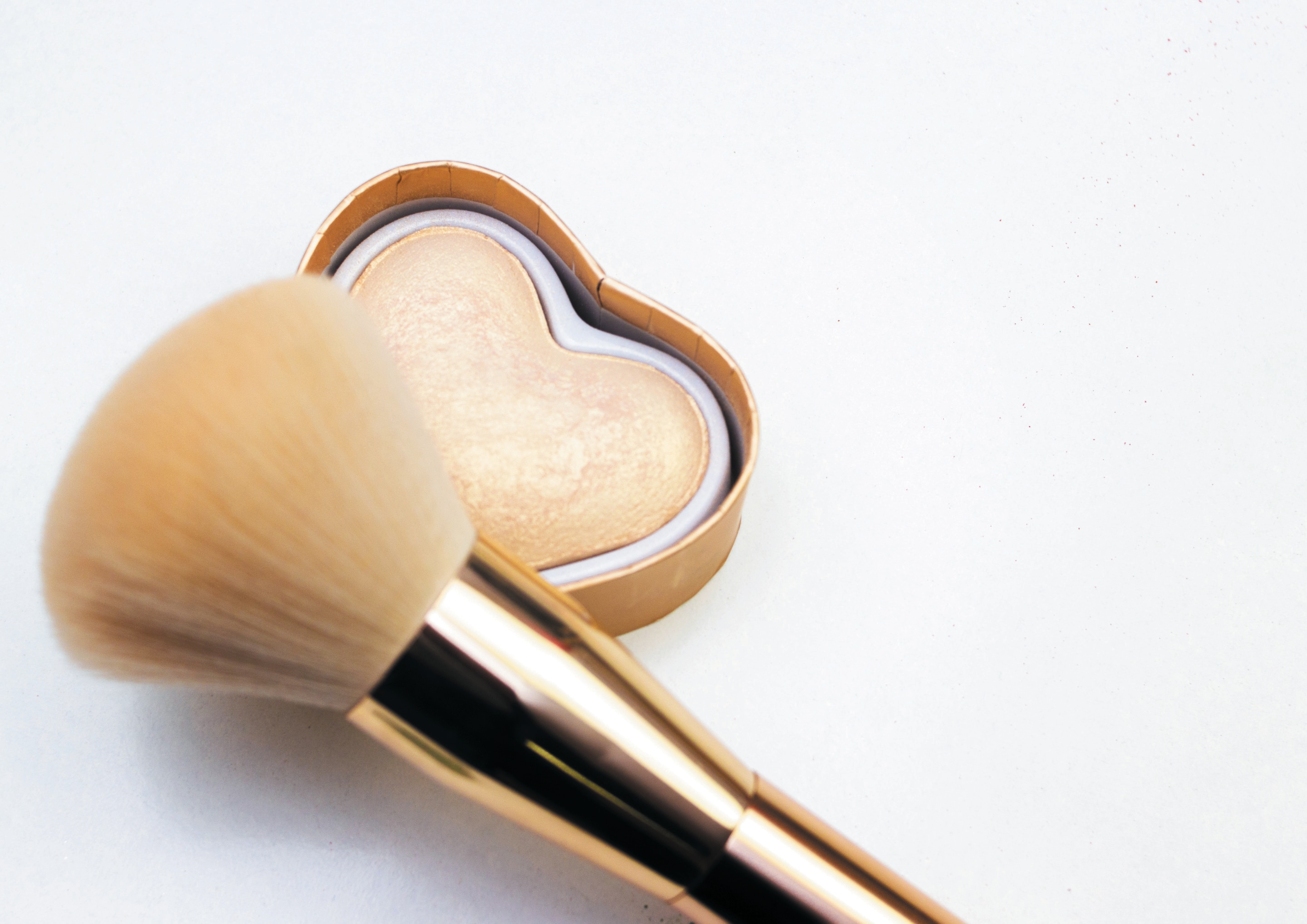 Makeup highlighter and brush