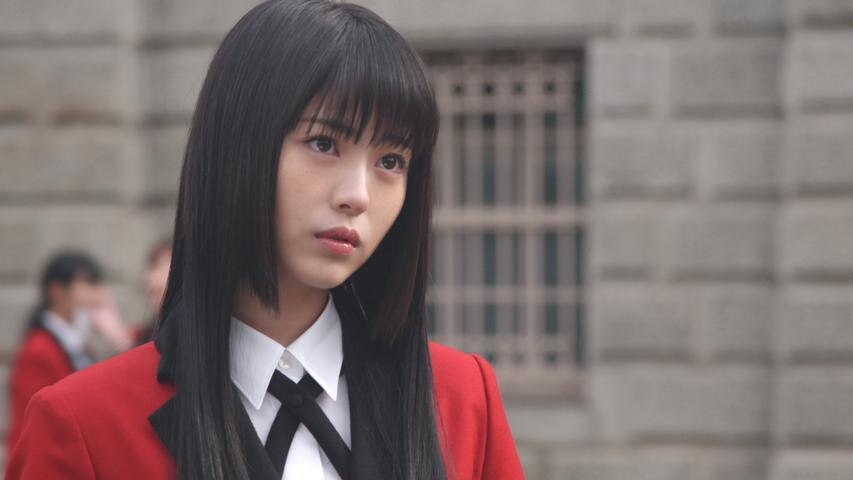 Hime cut dengan poni rata a la Kakegurui Yumeko. (Foto: Netflix)