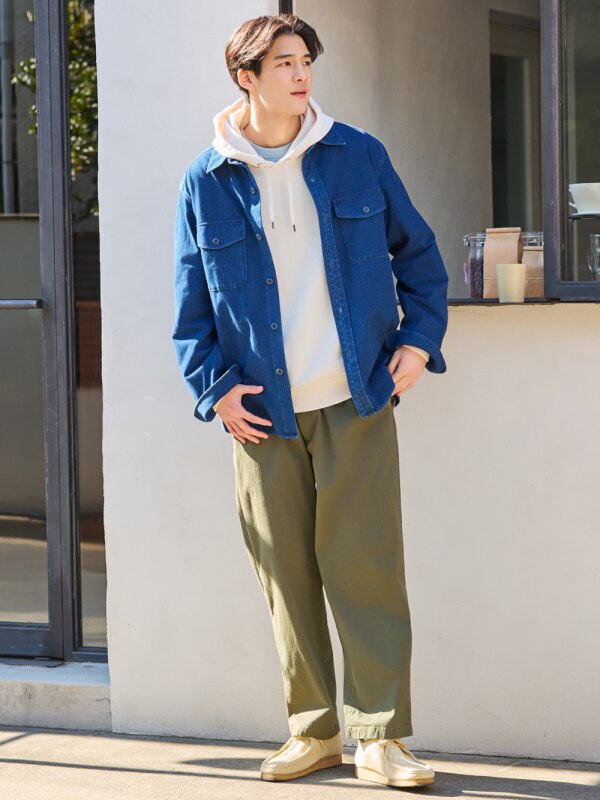 pria asia dengan celana rileks