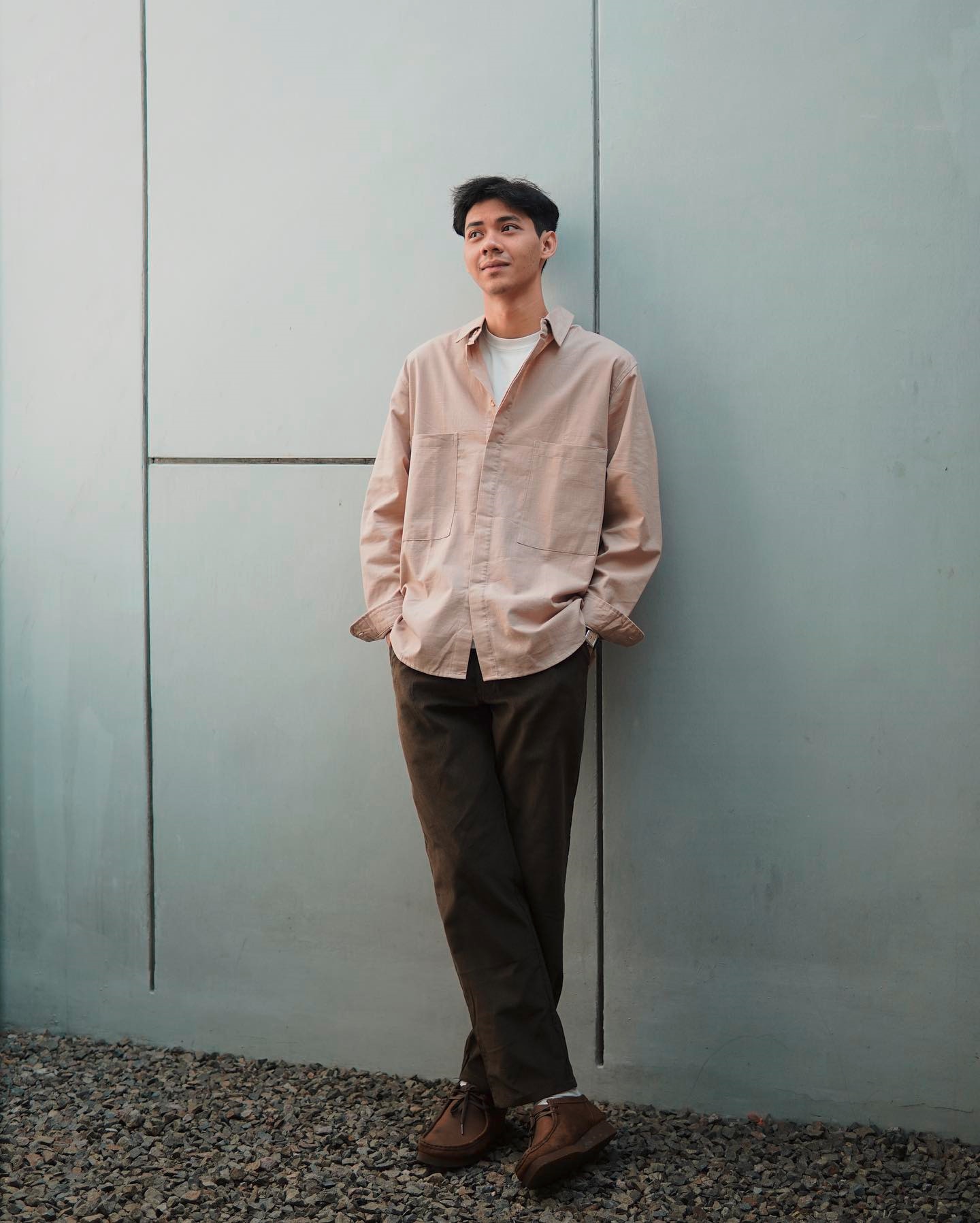 pria dengan jaket overshirt