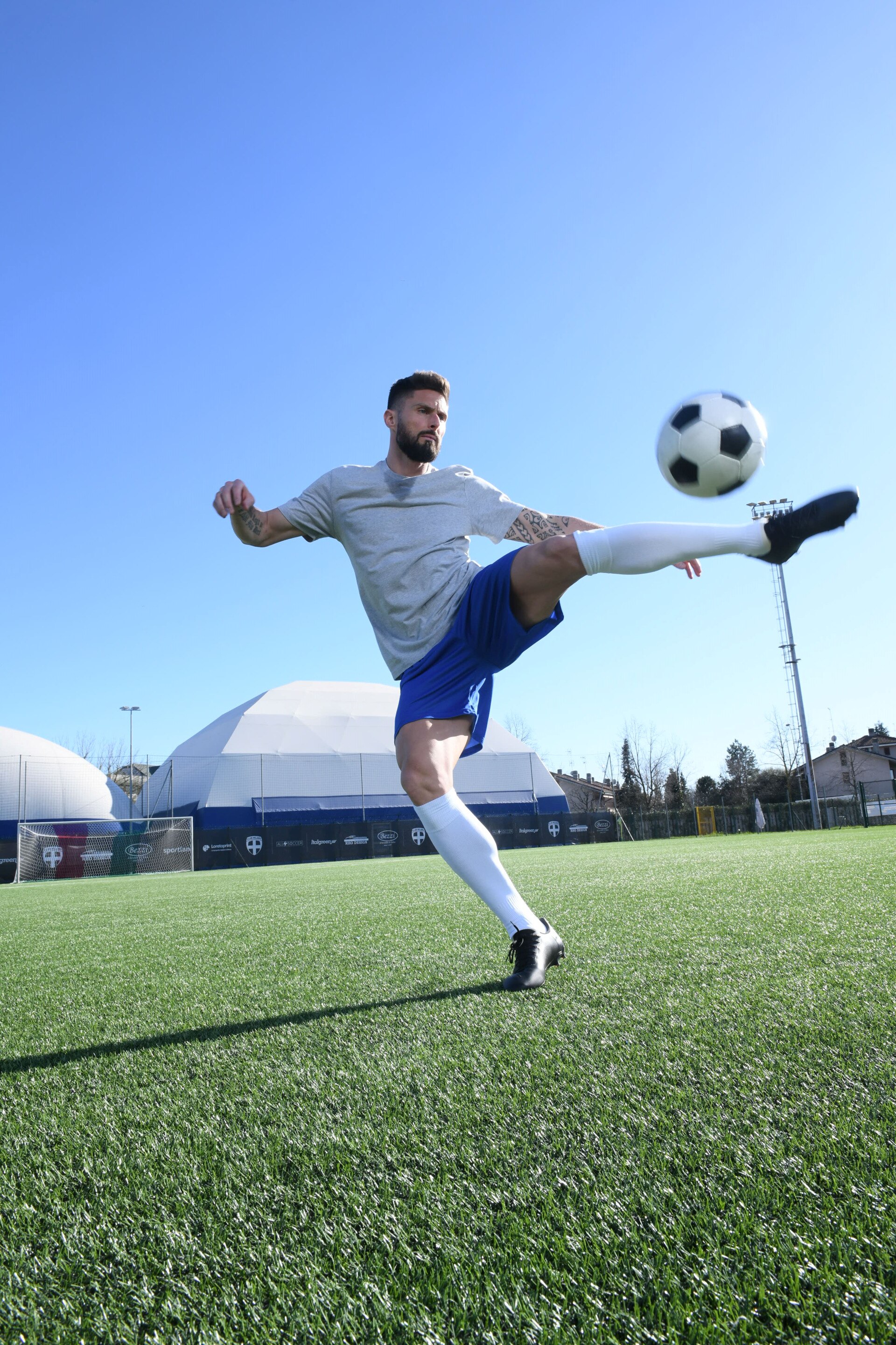 Olivier Giroud s’entraînant dans un stade de foot
