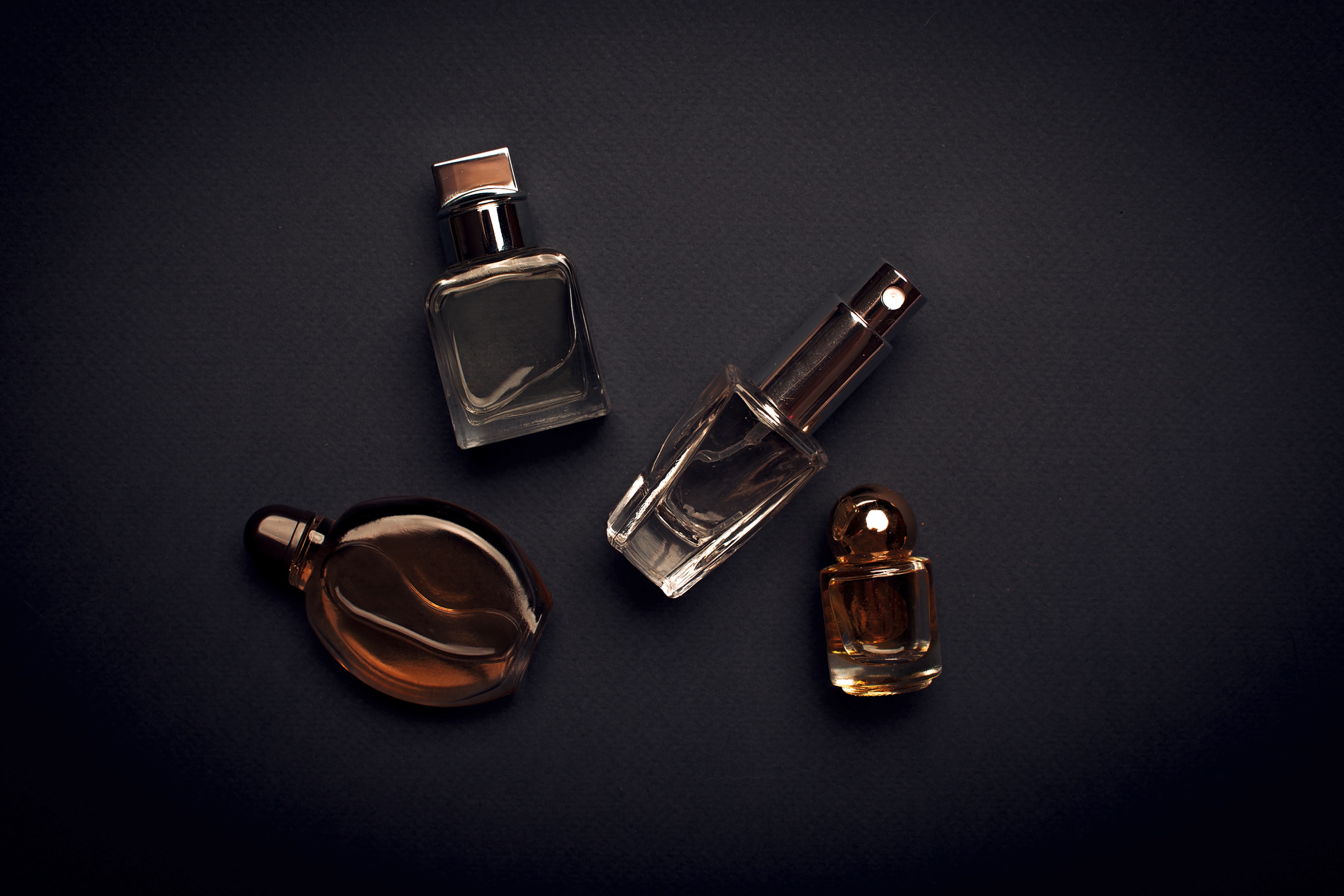 beberapa botol parfum dengan background hitam
