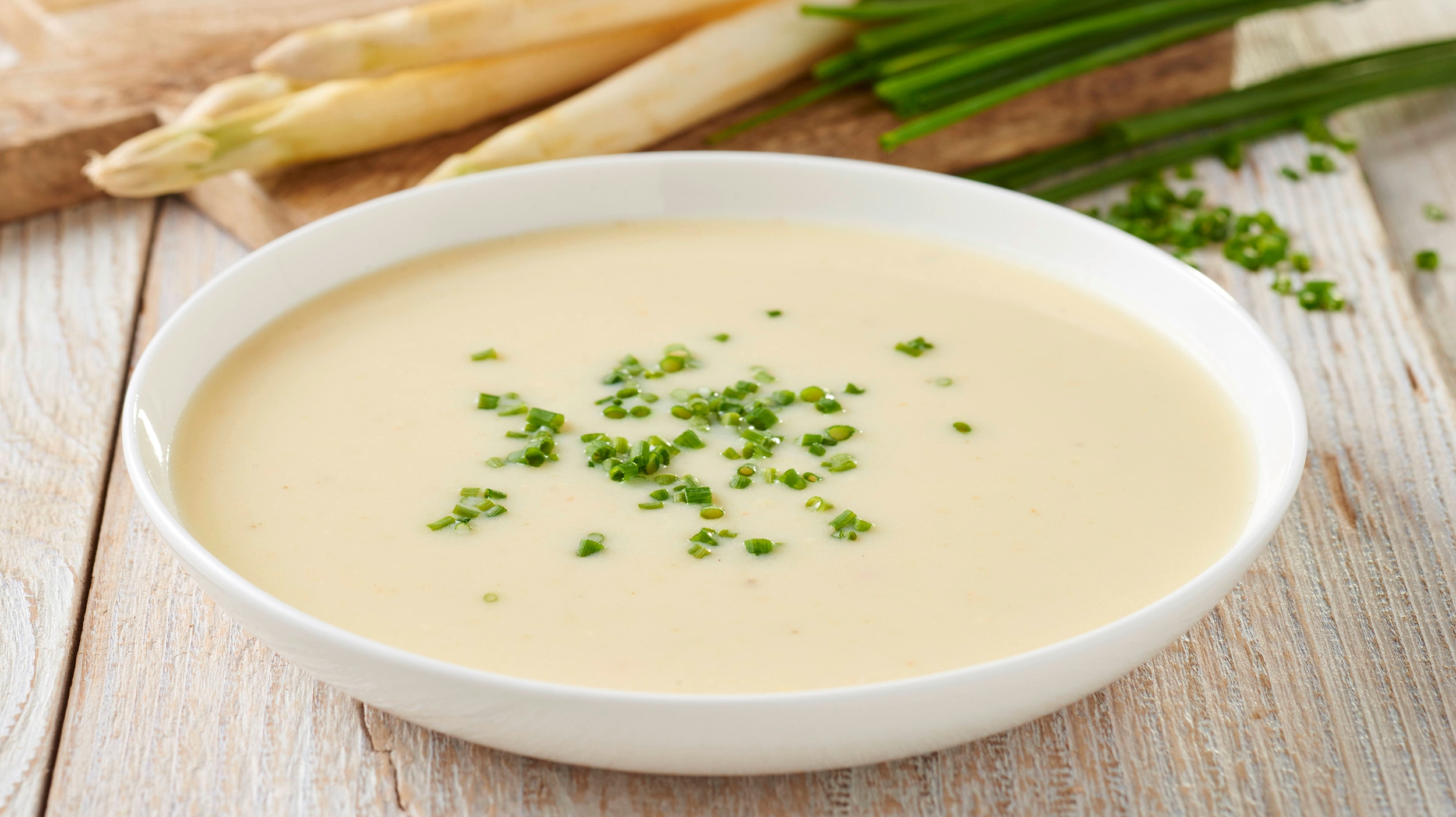 Spargelcremesuppe mit geschnittenem Schnittlauch