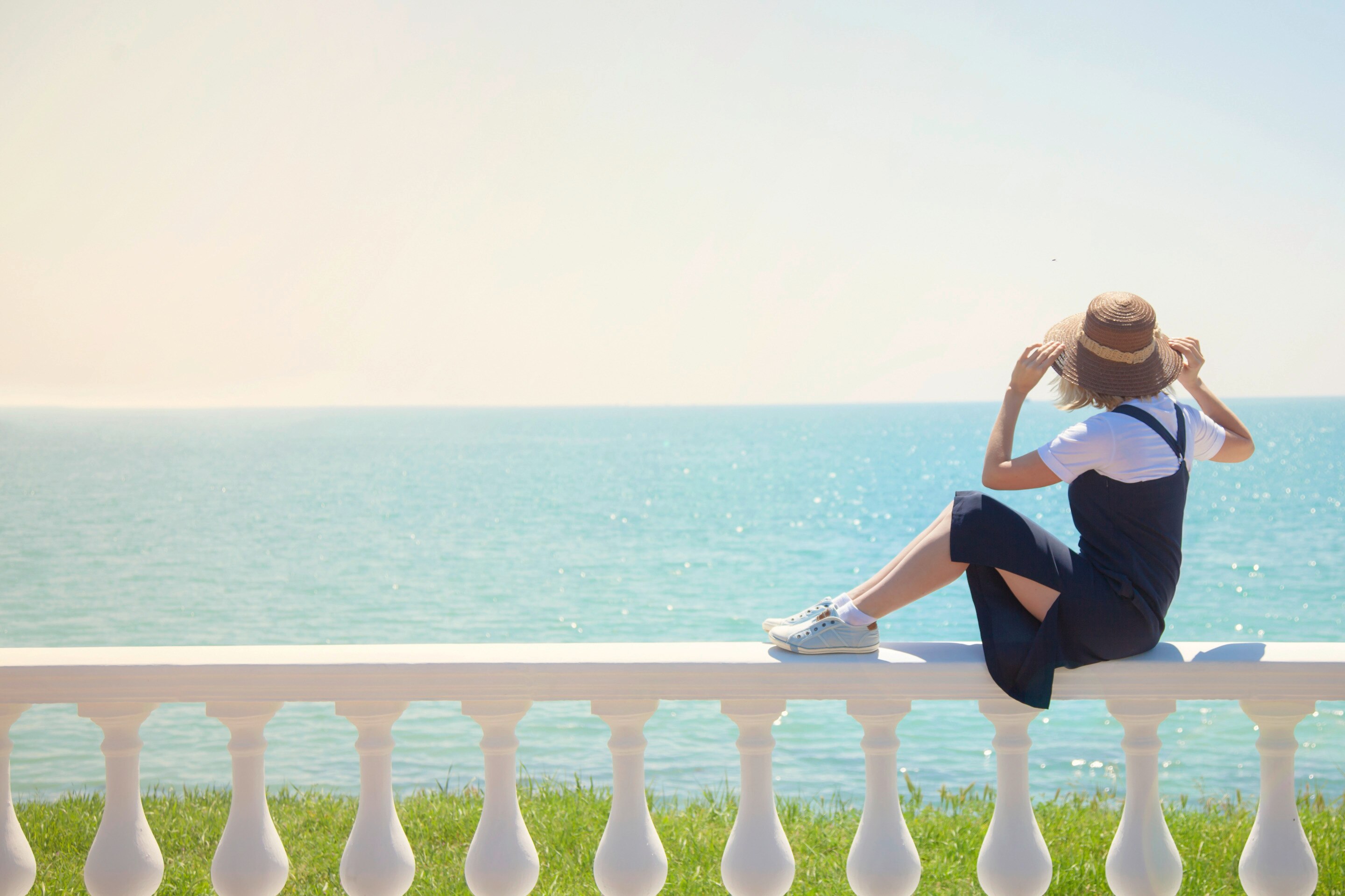 Young tourist by the ocean