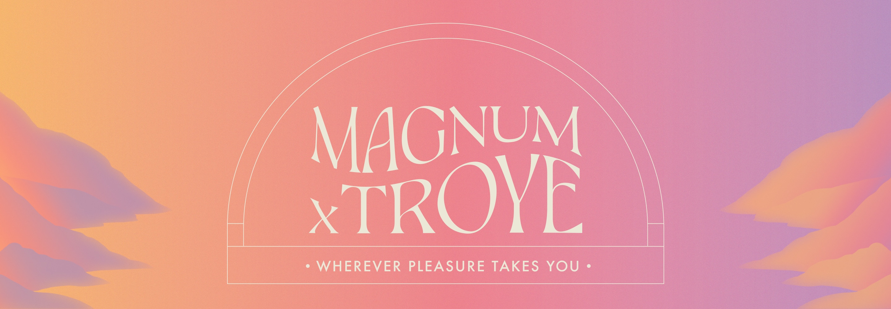 título ondulado gráfico 'Troye x Magnum' dentro de un arco, sublínea 'donde te lleve el placer', rodeado de ilustraciones de montañas sobre fondo rosa y morado
