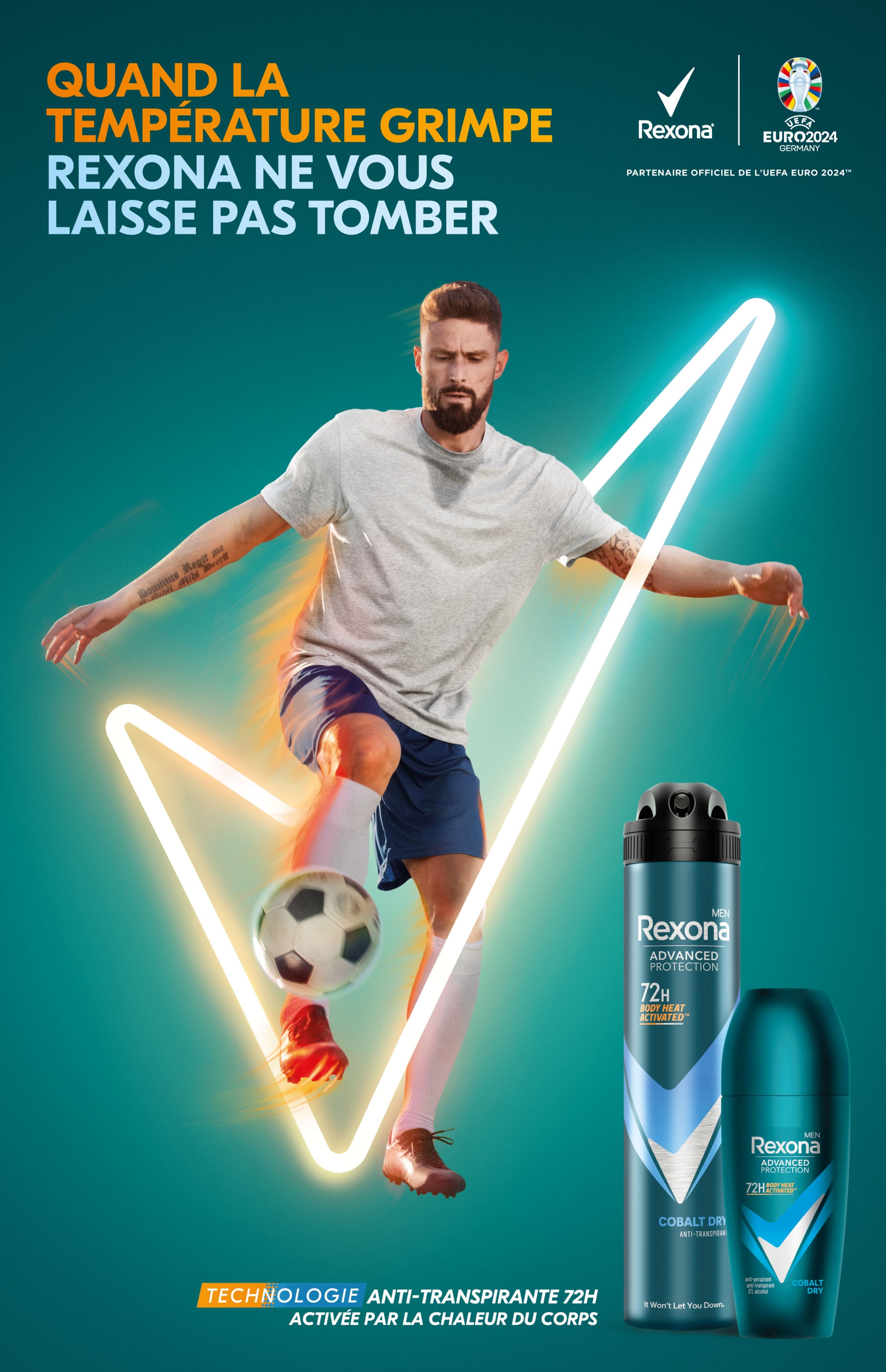 Crianças jogando futebol em um campo de terra