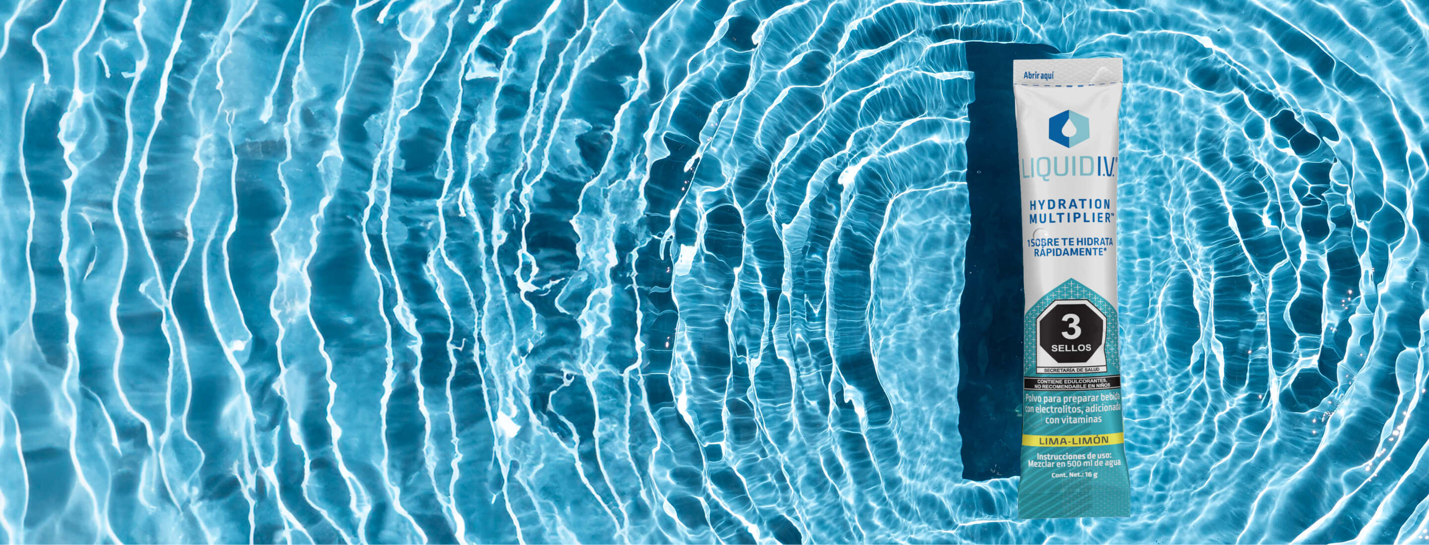 Un paquete flotando sobre una superficie de agua