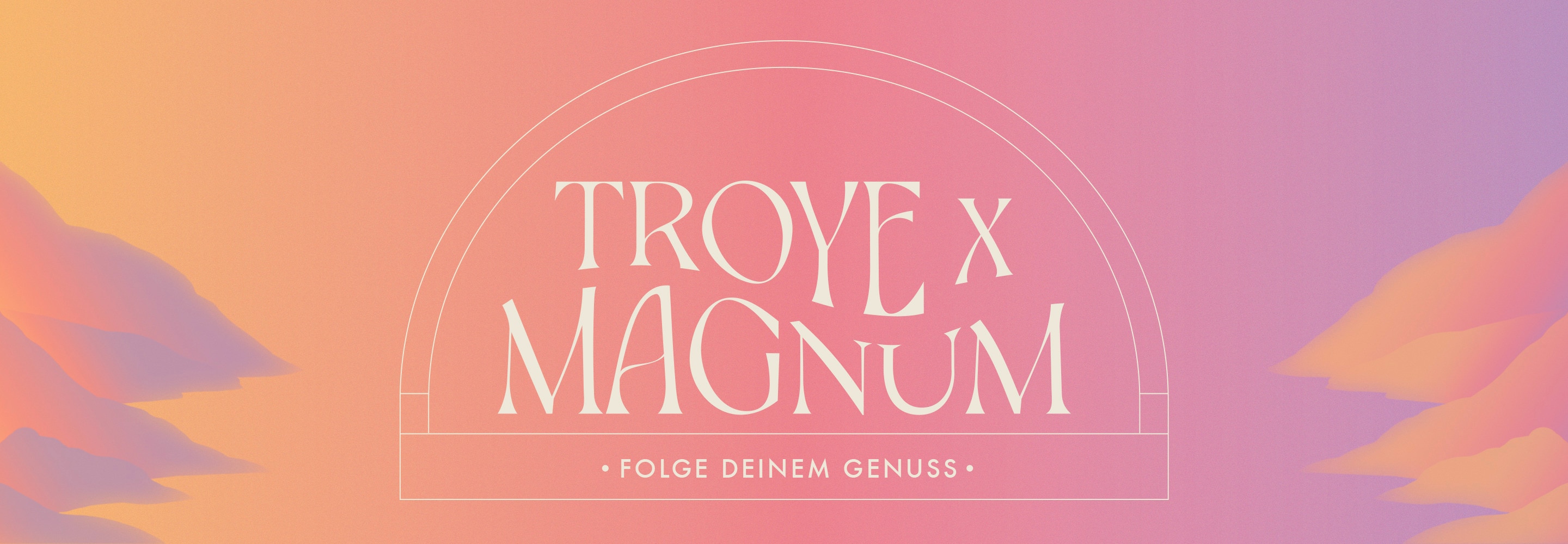Bild mit Schriftzug 'Troye x Magnum',  in einem Bogen und der Unterzeile 'Folge deinem Genuss'. Auf einem rosa und lila Hintergrund befinden sich Illustrationen von Bergen.