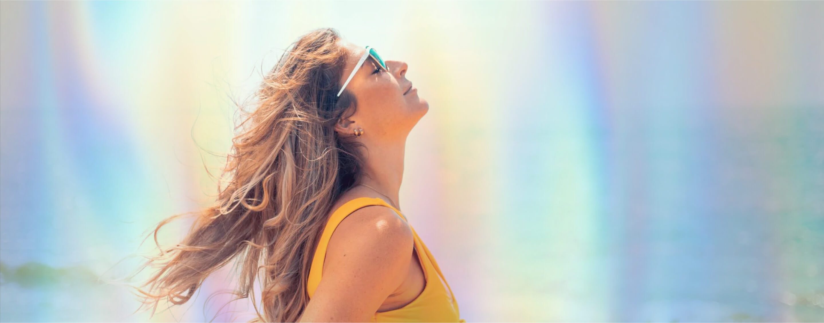 Modelo de cabelos compridos aproveitando o sol