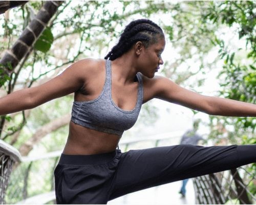 Une fille portant des gants de boxe noirs pendant un cours de boxe