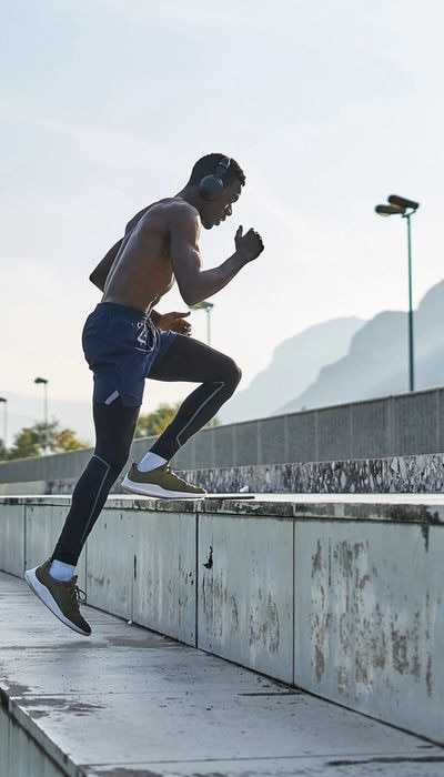 Homme faisant du sport.