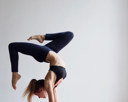 Femme faisant de la gymnastique.