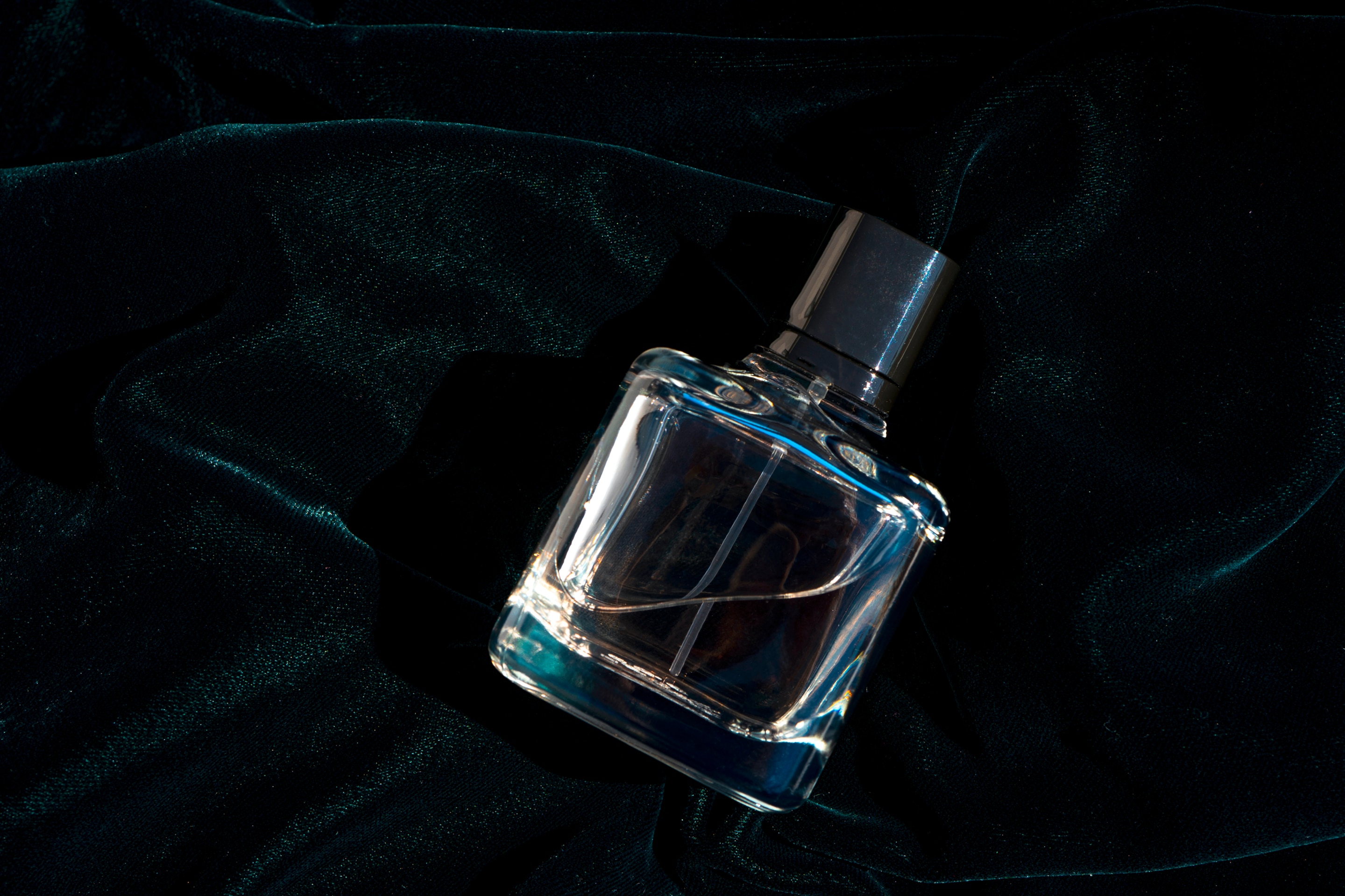 parfum di atas background hitam